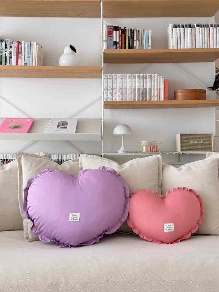 ＃インテリアノウハウ＃コンスープ記録集

季節も変わり、気分転換したいのですが、大きすぎる変化は躊躇してしまったら、クッションを変えてみてはいかがですか？ 
四角いクッションの代わりに丸いクッション、ハート型クッションこんなかわいいものですよ💜
私は春のお祝いでシェヌアパリのハートクッションを大きなサイズでもう一つ入れてみましたが、
アイボリー+ウッドトーンの落ち着いた感じだった家に視線をひきつけるかわいいポイントになりました:) 
ファブリックに気分転換するのは常におすすめの方法ですよ！


＃シェヌアパリ#コミュニケーション 