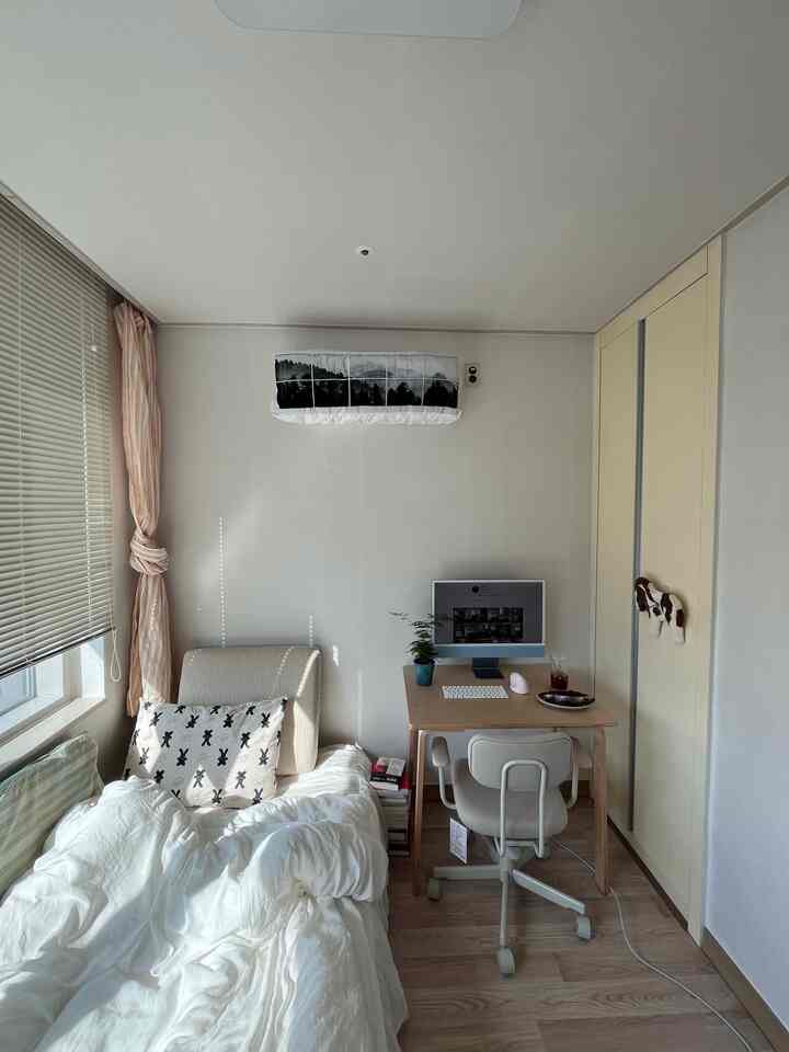 テーブル交換完了！
ワンルームはスペースが小さくてテーブル一つ選ぶのも悩みが多かったのに
軽くてデザインもすっきりしながら、小さいサイズで気軽によく似合います。

特にワンルームは家具をたくさん置くより
移動が簡単で視野を塞がない低家具を選択することが重要です。
こう変えると空間がずっと広く見える感じなので満足です。

夕方には穏やかな照明まで加えると
小さな空間も十分に雰囲気を演出できて
最近家にいる時間が良くなりました:) #테이블추천 #공간활용 #미니가구 #인테리어팁 #집꾸미기 #감성조명 #무드등 #저녁분위기  