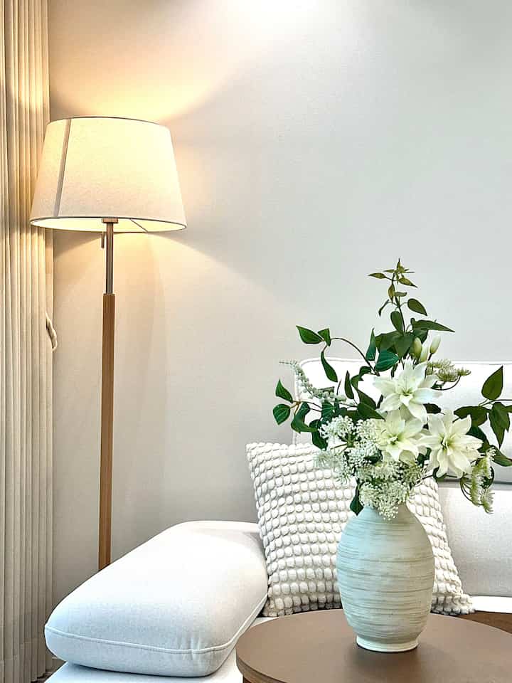 今週は雨の日が多いです🌧️
華やかに写真を入れたかったのに照明を入れたのにこれくらいですね。

春のチャレンジ今年始めたとき、私は大好きな山の花瓶です。
リビングに置いても十分に春の感じがすると思います💐

花束と植木鉢を別々に購入しましたが、
春の気持ちで我が家ととてもよく似合うことでよくサンテムのようなので嬉しいです🪄

次は寝具や他のアイテムにも華やかに変えてみたいですね🧾🎀


＃コンスープ記録集＃春ワームインテリア＃ホワイトウッドインテリア＃ホワイトインテリア＃春インテリア＃ウォームトンインテリア＃花瓶＃ウッド照明＃照明おすすめ
