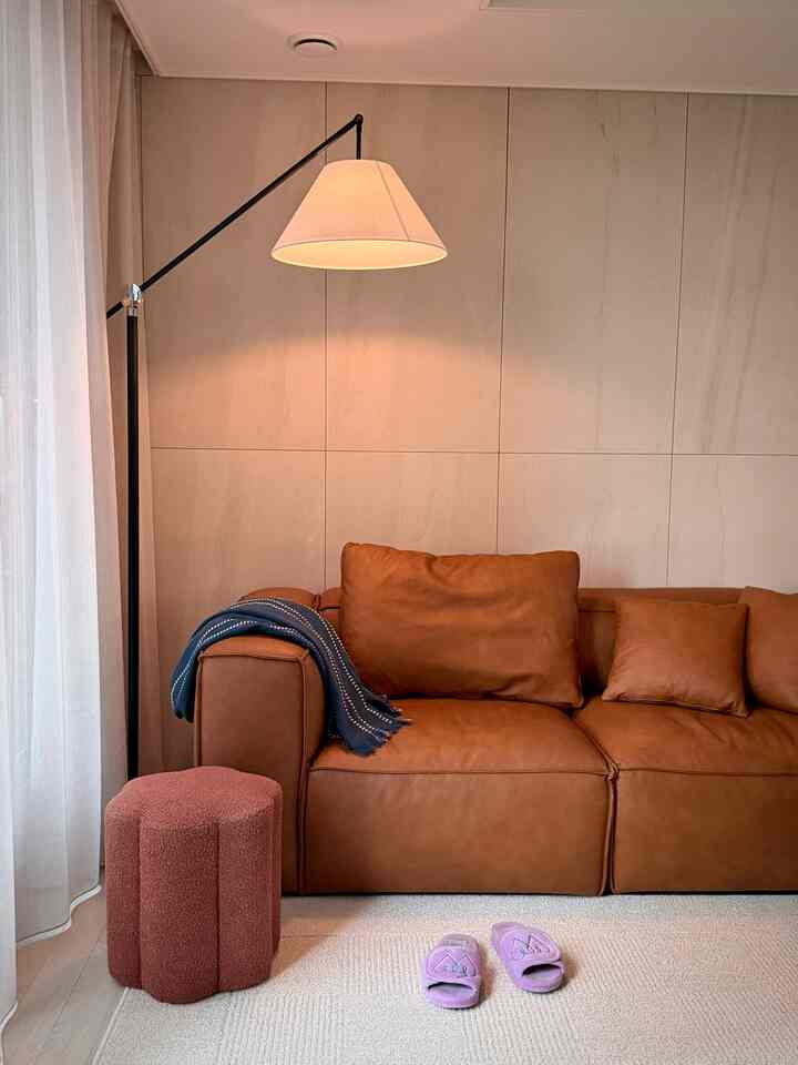 雨が追跡追跡来る木曜日☔️ですね。
桜が落ちてはいけませんが、残念です。

今日は年次なので歯科に行き、スケーリング 
醨悪してきました とても開運🫧!! 

私たちの家の居間の中心をよくつかんでいる 
ブラックフレームジャンスタンド🖤夜も昼も 
明るさを調整してリビングルームの代わりに成長していますㅎㅎ

今夜は雨だから私は食べなければなりません🤍

＃今日の私たちの家＃コンスープの記録集