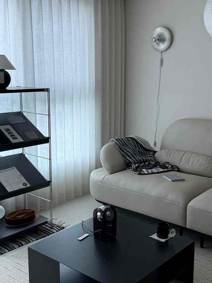 #コンスープ記録集 #インテリアノウハウ

今日のように雨の日にカーテンを打つ

今夜になればここに照明だけつけます！ 

天気が曇った日に 
このようにしてもリビングルームが落ち着きます。
雰囲気がまた違って見えました！ 

早く陸退したい… 🖤🖤🖤


＃リビングルーム＃リビングルームの装飾＃雨の日＃春のお祝い＃無彩色のインテリア＃ブラックインテリア＃ブラック＆ホワイト＃ブラック＆ベージュ＃ブラックテーブル＃ジャクソンカメレオン#リビングテーブル #リビングライト 