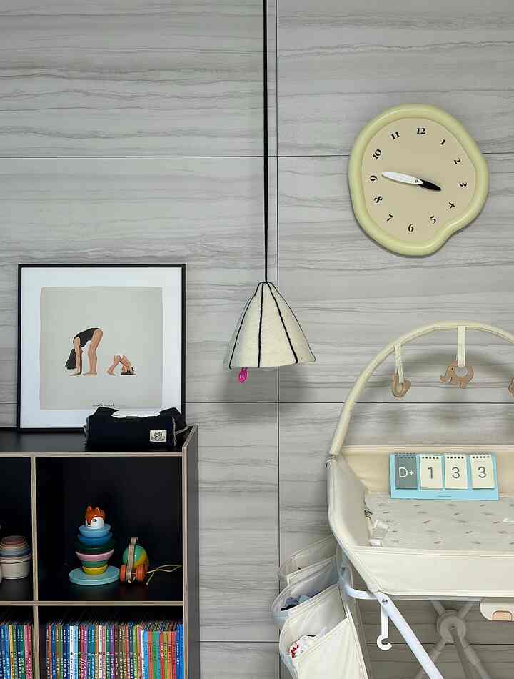 赤ちゃん育てる家ならみんな共感してくれるんです。
生きる必須のテム1位は断然水ティッシュですㅎㅎ

ご飯を食べるとき、遊んで手を拭くと、
おむつ行く時は言うまでもなくて…。
一日に何回書くか数えられません。

私の家も赤ちゃん用のティッシュは基本です。
消毒ティッシュまでいつも争っておく方だ
おむつ葦帯の横はほぼティッシュゾーンですよ🧸

しかし問題は…
ただ上げておくとすぐに感じられるその生活感😅
きれいに装飾された空間もあっという間に
「子育て現実モード」になることをご存知でしょう。

だから私は最近愛するサリムテムです。
ウェットティッシュケースです✨

これはあまりないと思います
1つだけケースを変えても雰囲気が変わりました。

✔目に見えるライフタイムを隠す
✔インテリアトーンも自然に合わせてくれます。
✔何より取り出して書くのもはるかに楽です。

特におむつ葦の隣のように
頻繁に手の位置に置くほど、満足度も高くなります。

子育ては現実だが、
それでも私の好きな空間で
少しでも気持ちよく過ごしたいでしょう🤍

可愛いケースひとつで
子育て空間も充分感性取り揃えられますよ！

⸻

🏷 
#愛着サリムテム 