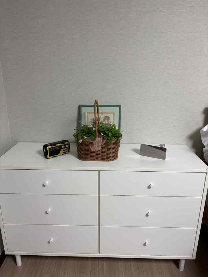 ＃愛着サリムテム＃サリムの達人 

愛着サリムテム - 収納（ヘイズル6段引き出し場）
お部屋のベッドの横に置いて収納とオブジェや植物を置いてインテリア効果まで見ていますよ
ヘーゼル引き出しの左セカンは私の右セカンは私の 
詰まった 
苛性比も良く綺麗で実用性まで満足度が高い
愛着収納テムです

＃愛着サリムテム＃サリムの達人 
＃コンスープ記録集＃家具インテリア＃収納場インテリア 
 #寝室のインテリア #フランテリア 
＃引き出し場＃月見花＃ミラークロック＃ラジオ＃千里香
＃菊＃ベッド＃ベッドカバー＃マッシュルーム照明＃枕綿＃布団セット 
＃名画フレーム＃マットレスカバー 