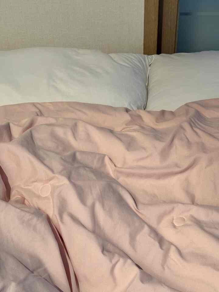 #春ワーム

ついに春が来ました🌸
春を迎え寝具を変えました！

オールホワイトにピンクのスプーンを入れてみましたが、大丈夫かどうかわかりません。

私は今白が好きですが、ピンク色も最近目が行きましたよ👀
だからピンクのポイントをあげてみましょう-ˋˏ♡ˎˊ-

＃ワンルーム＃寝具＃布団＃春のインテリア＃ポイントインテリア
#ワークスペース