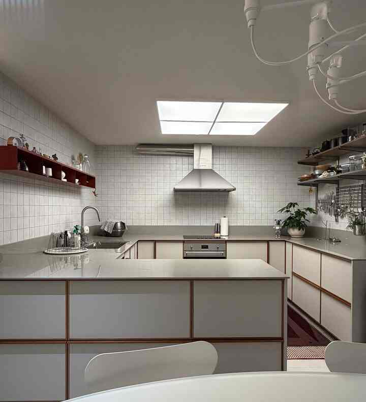 上場をなくして得たもの 🤍
苦しい上場を取り除く
天井までパノラマのキッチン
タイル壁面+赤棚ポイント
シンプルですが、私は退屈ではありません。
収納心配ですか？
IKEAを信じていきます😏

＃IKEAキッチン＃キッチン装飾＃キッチンインテリア＃smeg
#アレッシ #カンフスポルス #ノミア #GBH 