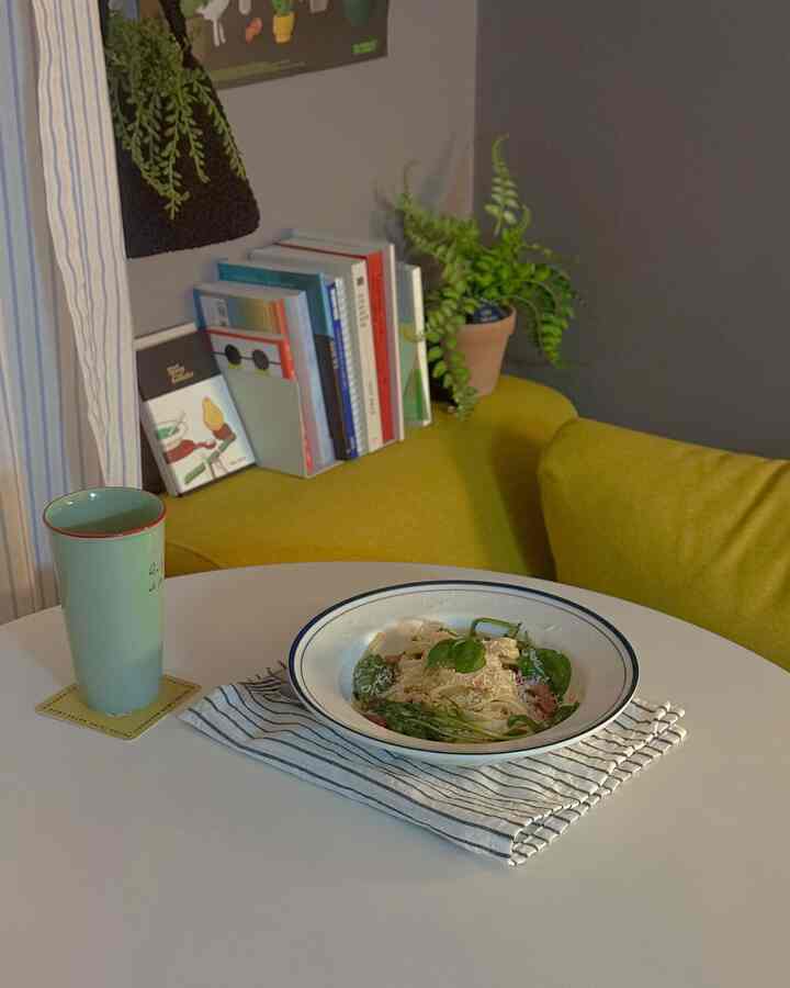 久しぶりにブリーチーズパスタ作って食べました。

麺煮てその麺の熱気でブリチーズ溶かして作る超簡易パスタラ おなかはゴプゴ美味しいのは食べたいのですが面倒なときに比較的簡単にして食べることができるようなのでしばしばやって食べることになるようです。

雨が一晩降る形ですね。いきなり寒くなった天気に皆風邪気をつけて美味しいもの食べて頑張ってください☔️💜

＃コンスープ記録集＃ブリッチパスタ＃ホームテーブル＃シラクス＃パスタボール＃IKEA