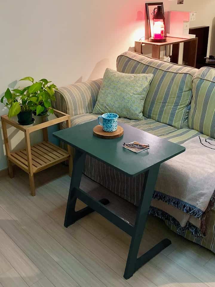 ＃コンスープ記録集＃インテリアノウハウ＃生きている

古い家具のドラマチックな変身、ペイントで仕上げたテーブルフェーティング🧚🏻‍♂️🎨🫟

捨てる惜しい家具に森にオールインワンペイントを加えて雰囲気を完全に変えてみました:)
落ち着いたグリーンとポイントバーガンディカラーを選びましたが、おかげでリビングの片側と書斎がカラフルなヴィンテージな感性でいっぱいのようです！
別のプライマーがなくても発色が良く初心者でも簡単に挑戦できましたㅎㅎ👩🏻‍🎨

素朴な小物や照明を添えて、私たちの家だけの特別なホームカフェ完成！生きている少しセルフペインティングほどドラマチックな変化はないようです！🎨✨

＃ヴィンテージインテリア#アリエ

