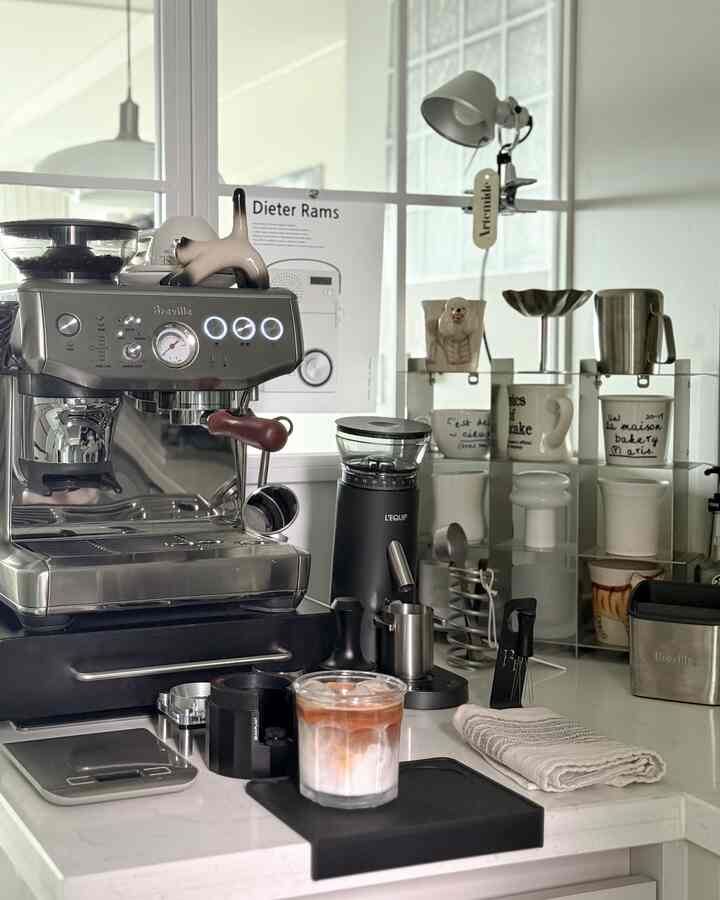＃コンスープ記録集 

週末に降りたコーヒー一杯の余裕、
新しいコーヒーマシンのアクセサリーを購入するので、さらにおいしくて面白い空間に変わりました！

明日はどんなコーヒーを飲みましょうか？  ◡̈ 

#キッチンインテリア＃半自動機＃ホームカフェゾーン＃ホームカフェ族＃グラインダーおすすめ＃カップ棚＃鉄テリア