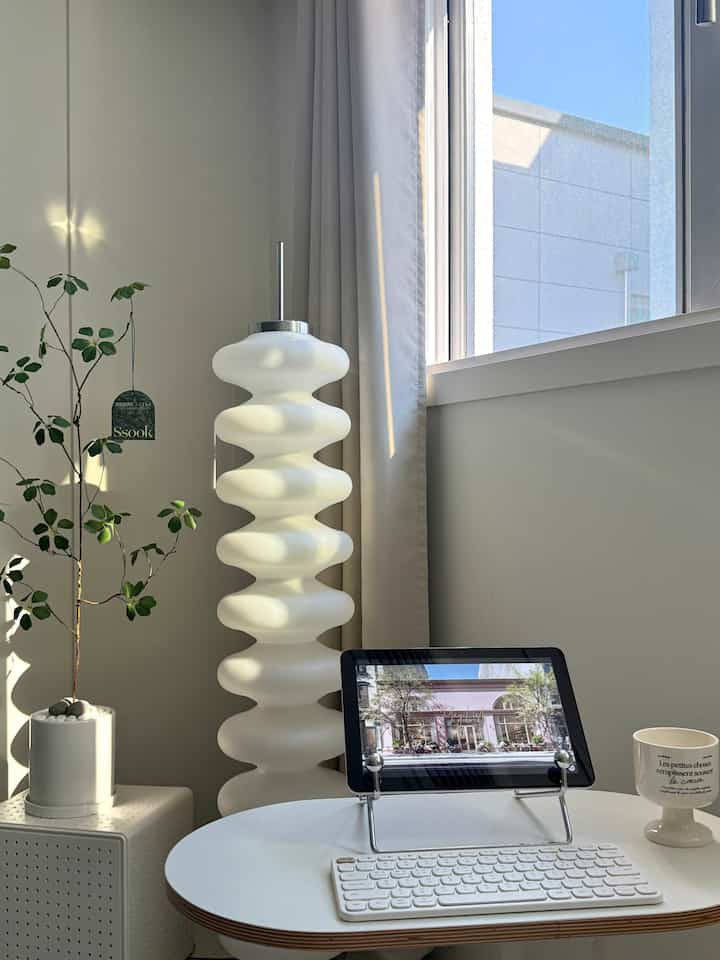 ＃コンスープ記録集＃春のワームインテリア＃今日の私たちの家
日当たりの良い日には大丈夫です。 
暖かく感じられると思います:)

今日はカーテンの間に入る光のおかげで 
仕事を始めるのが一層簡単だった日！

静かな空間に一杯のコーヒーを置き、 
好きな音楽を入れて、キーボードを叩いてみると
家でも小さなリズムができましたよ🫶🏻

あまりない瞬間が一日をもう少し 
優しく作ってくれるそんな日でした:)

＃リビングルーム＃リビングルームインテリア＃リビングライト＃プレッシャー照明＃スタンド照明＃サイドテーブル＃ミニキーボード＃ワイヤレスキーボード＃セットトップボックスを隠す＃セットトップボックスを整理