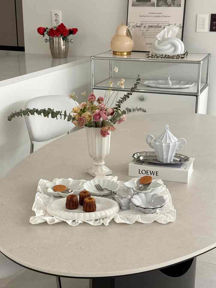 我が家の小さくてフレンチなボウル紹介🍽️
好みのようなホワイトボウルラバーシェイプラバー

白いボウルはどんな食べ物を上げても 
食べ物を引き立ててくれてよく似合って好きです。
白だからちょっと見えるから
シェイプのあるポイントも欠かせない🤍🤍

他のブランドでも同じ白でも
少しずつ色違いがありますが、
集めておけばセットのようによく似合って
別にセット構成に合わせてもいいからもっと好きなんですよ

そしてどんなボウルを上げても
余裕をもって作ってくれる最愛キッチンクロスまで〰️

#コンスープ記録集 #きれいなテム最高3
＃最近のおやつのプレーティング#6人食卓 #食卓 #ダイニングスペース #ダイニングルームインテリア #ダイニングルーム飾り #収納場 