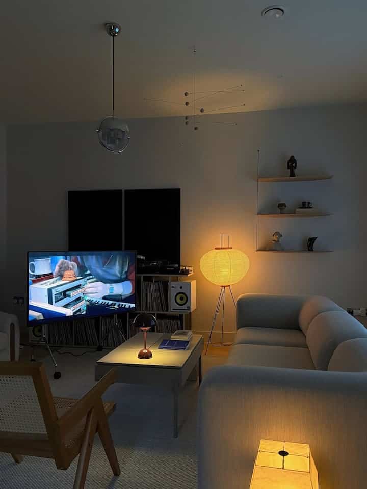 Cahaya redup, piringan hitam berputar, dan semuanya melambat 🎶🕯️
Suasana malam yang nyaman di mana cahaya hangat dan tekstur lembut membuat ruangan terasa tenang dan hangat.

Kredit: @Joyceemli

#CozyLiving #NightVibes #ModernHome #SlowLiving