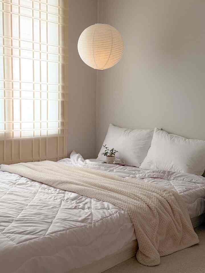＃コンスープ記録集＃今日の私たちの家
東洋美韓国美豊かな我が家の寝室！
寝室ほど居心地がいいと思いました。
白い寝具にポイントとなる毛布を上げる
寝室をきれいに飾ってみました。

韓紙照明を釣り糸で結んで天井にぴったりと差し込む
ぶら下げておくともっと居心地が生きますね！
照明機能をオンにしたいときは、ダイソーキャンプ用照明を入れて 
火を明らかにしました。

＃寝室＃コミュニケーション＃寝室のインテリア＃寝具＃ホワイト
＃ホワイトインテリア＃居心地の良い＃東洋美＃韓国アメリカ＃韓国
＃ジェンジ＃東洋ミブムブム＃月明かり
＃四季布団＃布団推奨＃春布団＃ホワイト布団
＃グース枕＃ブラインド＃韓屋シェード4＃韓屋シェード
＃ブラインドおすすめ＃寝室＃極細糸毛布＃毛布
#ふとん 