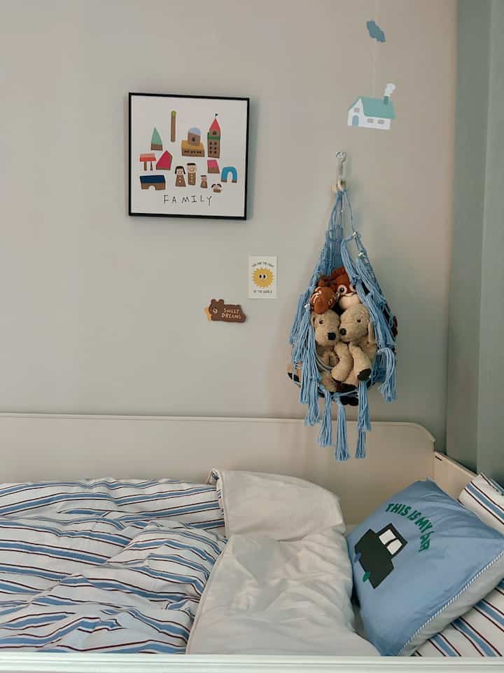 昨日は子供の部屋を掃除しながらいつも悩んでいた人形をまとめてくれました🧸

かごに入れておくと取り出しにくい
だからといってベッドの上に置いておくと汚れてしまった。
ヒュンカーボード人形ハンモック一つで雰囲気までパッと変わりましたね？ 🤍

人形をしっかり載せておくだけでも、ふんわりと形が取れて
子供部屋がはるかに暖かく見える感じです。 
人形が多い時は広く広げて収納も可能で活用度が良かったですね:)

何よりも子供が直接取り出して整理しやすい
自分で整理する習慣も自然に取れると思います。

まとめ+インテリアまで一度に解決されるアイテムだから
人形が多い家なら本当におすすめしたいです🩵

＃子供の部屋のインテリア 