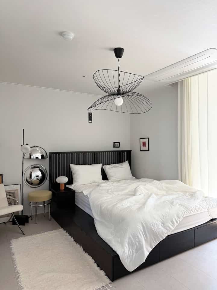 最近厚い布団を覆って寝ると暑すぎます。
夏の布団を覆うと、寒くなります。
快適に睡眠を取ることができませんでした。
ベーシックな冷たい布団は本当にぴったりです！

布団の表側はシルクのように柔らかい100％モーダル素材で、ほのかな光沢まであり、ホテルの寝具のような高級感が感じられます。
内側はクーリング感が感じられる冷感素材になっていて 
肌に触れる肌触りもとても良く、涼しく通気性も良くてとても快適に安眠をとることができました！

また、しっかりと編まれた高密度生地です。 
ほこりの発生も少なく、毛むらも少なくて 
ペットと一緒に暮らす私の家でも 
きれいで衛生的に使えるんですよ🤍

そして時々ベッドパッドを洗った後 
少し減る場合もあったが…
ベーシックトーンベッドパッドは従来のクイーンサイズにぴったり 
サイズではなく少し大きめのゆったりとしたサイズでよかったです！  
パッドゴムバンディングも広く丈夫です。

暑さに乗って鼻炎もひどい夫がこの布団を覆って寝たら本当にいいと絶賛したんですよ！  #침구  #여름이불  #침실스타일링 #침실꾸미기