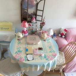 #콘수프기록집 #오늘의우리집 2
핸드폰을 기다리며 찍어본 오늘의우리집 모습이에요 💝 
사실 얼마전에 아이폰 17프로로 핸드폰을 바꾸게 되었어요 ! 🩶 아이폰 13프로를 사용한지 4년이 넘었는데 아직도 새것 같아서 바꿀 생각이 없었다가 용량도 부족하고 남편 핸드폰도 고장이 나는 바람에 폰을 바꾸게 되었네요 😊
핸드폰을 공식 홈페이지에서 주문했는데 일주일 정도 걸리더라구요 ! 그동안 헬로키티 케이스랑 액정 보호 필름도 도착을 해서 기다려지는 마음으로 사진을 찍어보았어요 😃 17프로가 카메라가 좋다고 해서 기대중이에요 !! 예쁜 사진 많이 찍어서 올려볼게요 ❤️❤️🍒 
오친님들 오늘도 좋은 하루 보내셨을까요 😍 제가 이번주에 유난히 바빠서 자주 찾아뵙지 못했네요 🥲 부지런히 놀러갈께요 ❤️ 저녁 맛있게 드시고 주말도 즐겁게 보내시길 바라요 💜 
#디즈니 #맞팔 #맞팔해요 #케이스 #휴대폰케이스 #헬로키티 #디즈니오너먼트 #빈티지인테리어 #거실인테리어 #아이폰17프로 