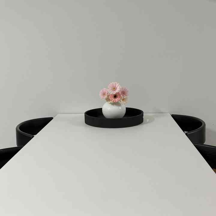 ＃今日の私たちの家＃コンスープ記録集
ホワイトブラックと花が与える心理的安定感..🖤


＃新婚ホームインテリア＃新婚ホームインテリア＃新婚希望タウン＃新婚希望タウンインテリア＃幸せな家
＃花瓶アレンジメント＃今日の花＃花のインテリア＃花のある家＃花のテリア＃キッチンインテリア＃ダイニングテーブルおすすめ＃椅子おすすめ