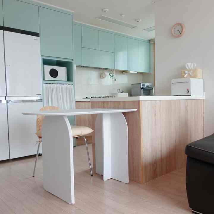 
#春ワームインテリア

私たちの家のあちこちにある春のワームカラーを集めてみました。

🏷️キッチン - トルコグリーン、クリームイエロー
私の家のキッチンの上場はもともと翡翠になっていました
ここに明るいクリームイエローカラーのティッシュケース
クッションを加えて春ワームのインテリアを完成しました。

🏷️寝室 - マリーゴールド
寝具はマリーゴールドカラーセットとして使用されています。

🏷️玄関 - クリーム
玄関で使用する照明とミニカール、キーリングは
クリームカラーのフックを付けて掛けておきました。


＃小さな部屋を飾る＃部屋を飾る
＃寝室の装飾＃寝室のインテリア＃寝具＃春の布団セット
＃キッチンインテリア＃25フラットキッチン＃半楕円ダイニングテーブル
＃ダイニングテーブルチェア＃椅子クッション＃クッション＃ティッシュケース＃鉄製収納ボックス
＃玄関インテリア＃玄関フック＃きれいな家＃日光電球スノーマン
＃コンスープ記録集
