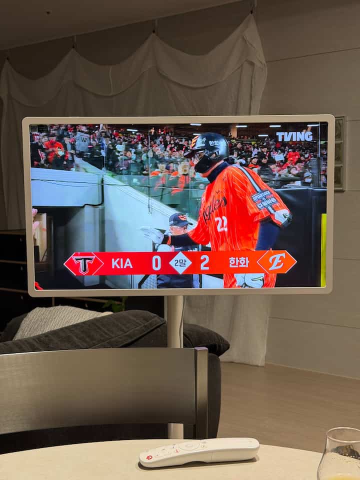 ＃家で野球を見る人＃ハンファイグル
夕方には夫と一緒に野球の試合を見るのが楽しいです〜
最初のスタートは良かったが、今日勝つことができるでしょうか？ 🧡

＃野球＃ハンファ＃スタンバイミ2＃夕食メニュー＃夕食＃オーデンセ＃ミニ食器＃ボウル＃ピンカ＃韓国料理＃モスカーペット＃ピアバ＃オークレットホワイト＃ロマンシェード＃新婚夫婦インテリア＃日常＃リビングルーム＃キッチン＃キッチン用品＃ボウルディナー#キッチン 