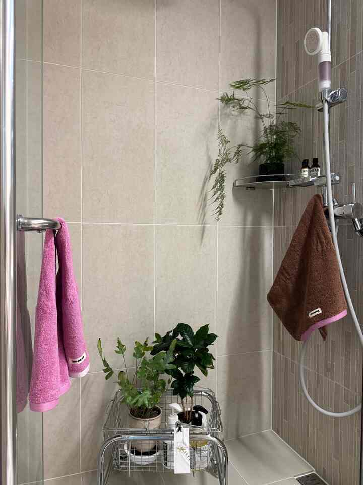 #콘수프기록집 #인테리어노하우 #살면서고쳐요 水のたっぷりのシャワーヘッドとホースを交換してフィルターまで入れてくれると、古い家のインパクト無かったバスルームが華やかで綺麗に見えるようなふわふわした最近。  #욕실꾸미기 #욕실템 #욕실템추천 #필터샤워기 #필터샤워기추천 #맞팔 #맞팔환영 #맞팔해요 #오늘의가든 