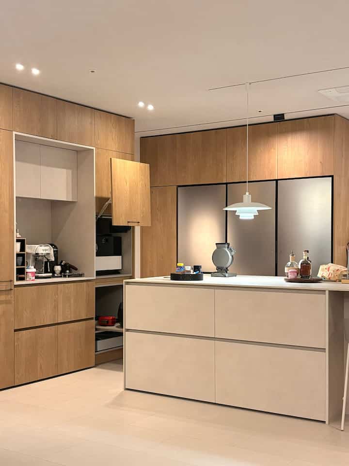 夕食だから炊飯器、オーブンみんな10日中ですよ👩‍🍳🍱🍗  

🔖もともと冷蔵庫の席だった場所にリフトアップドアでオーブン場を作り、すぐ下は炊飯器を作りました:) 
スペースが少し残るのが惜しくて炊飯器の下側はトレイ＆テーブルマットなどを収納できる浅い引き出し場も目覚めのように追加しました！ ☺️




＃冷蔵庫よく書く＃エルジオブジェ＃エルジオブコレクション＃シェフ＃オーブン장＃冷蔵庫＃キッチンインテリア＃キッチンインテリア＃キッチンレイアウト＃ウッドキッチン＃セラミック＃リフトアップドア#ブラインドインテリア