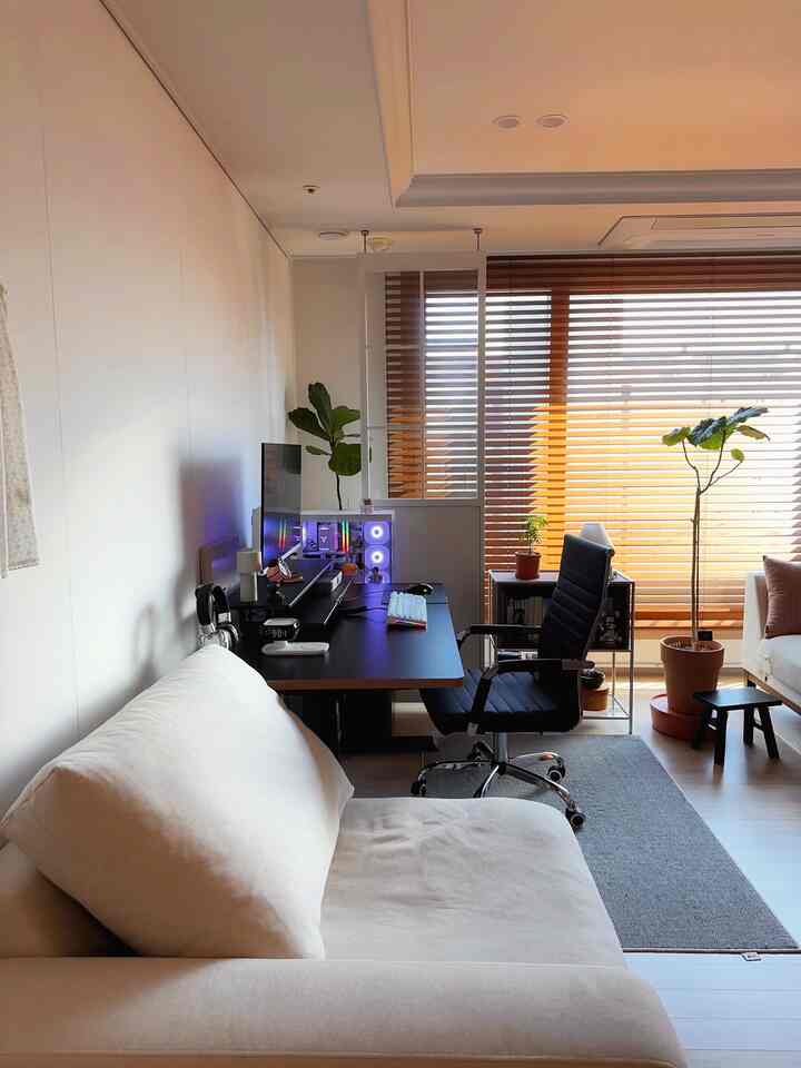 私たちの家のリビングルームデスク 
リビングルームもソ・ジェファですっきり飾ることができますよ😊




＃リビングルーム＃リビングルームインテリア＃リビングルームインテリア＃インテリア＃ホームスターグラム#コンスープ 