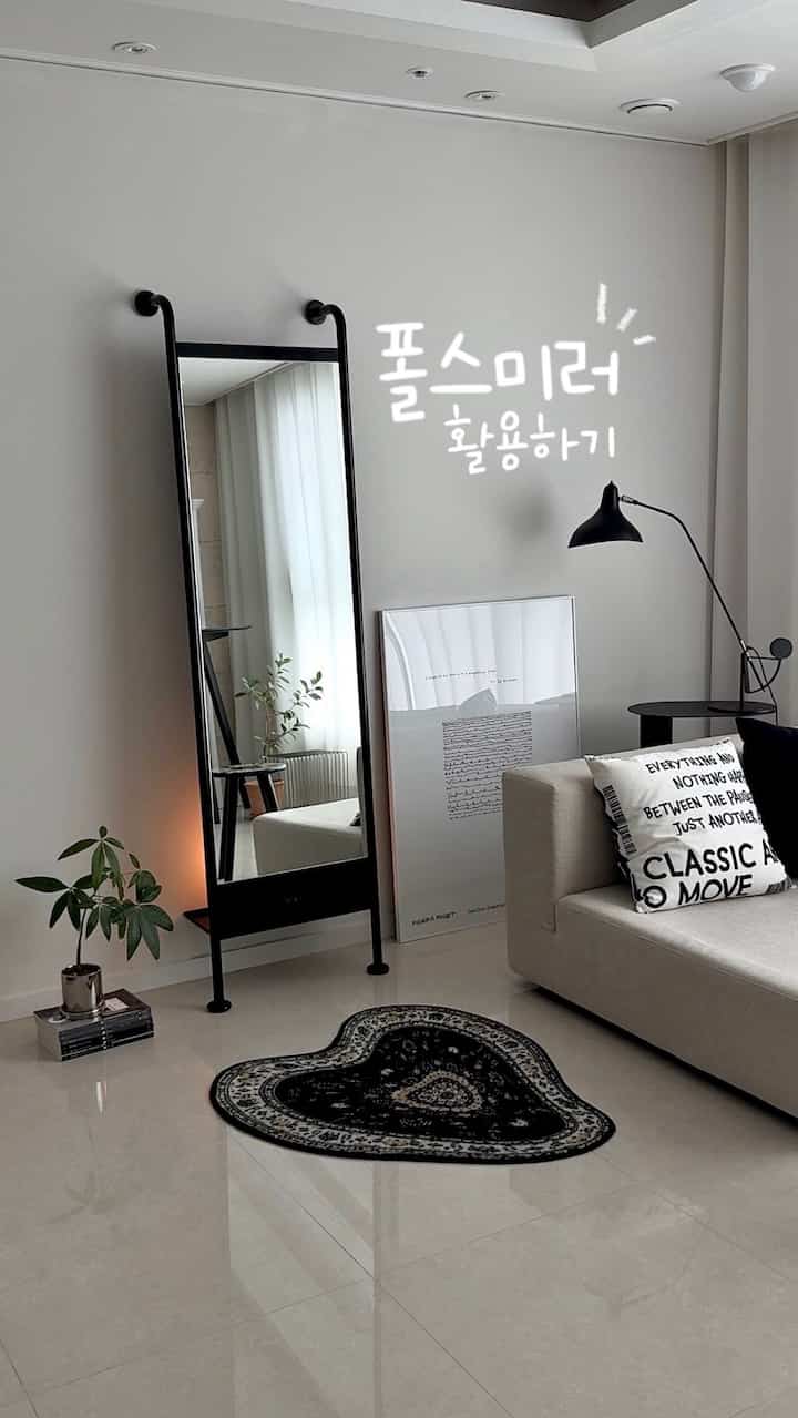 #인테리어노하우 #콘수프기록집 🪞✨
レアローフォールズミラーは別途施工なくても
ノンスリップパッドを使用して安定して立てておくことができます。
下段棚とパイプ活用法をご紹介します！ 

✶鏡の後、下段の棚に照明を置くと、ほのかなムードを演出できます。 

✶よく読んでいる本やルームスプレー、小物などを置くと取り出しやすく、鏡の後ろに隠れてすっきり！

✶ドライヤーやゴシを上げておいてすぐに使うのもいいです。

✶バッグやポーチの持ち上げにもグッド！

✶ 鉄製ミラーなのでマグネットリングフックを利用してティッシュや小物を歩いてみました。  #레어로우 #전신거울 #거울인테리어 #드레스룸 #드레스룸거울 #철제가구 #블랙앤화이트인테리어 #블랙가구 #모던인테리어   #현관꾸미기 #거실꾸미기 #자석후크 #내방꾸미기 #신혼가구 #신혼집꾸미기 #조명 #아파트인테리어 #홈데코 #인테리어팁   #포인트아이템 