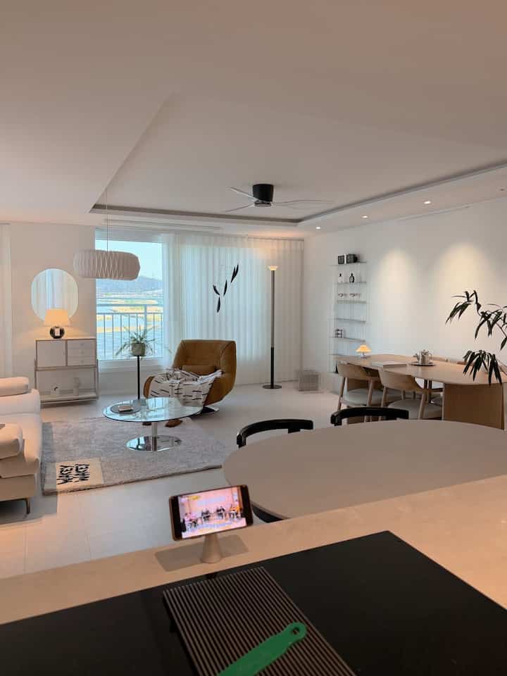 今日は天気が良くてそうですね☺️
リビングカーテンの隙間に見える風景がとても綺麗です❤️
写真に入れないでください🥲

私の労働に欠かせないランニングマン！ 3回目を回しています。
ただラジオだと思えばいいです🙈

食卓が2つあり、他の用途に使用していますが…
一つは整理しなければならないようですが… 🤍

💌
カーテン @theonecnb 
ソファ @odere_sofa
パーティション @roundround.kr
ウッド収納場 @rainwood_system
シリングファン @airblow_official
照明 @ra_d.room
ウッドテーブル @iloom_official
ブランケット@likethix
バルマット @kims_collect 
ラグ @nomia_rug 

＃リビングインテリア＃新婚家の飾り
＃インテリアチップ＃インテリアチップシェア＃インテリア＃インテリアデザイン＃ホームスターグラム＃ハウススターグラム＃ランドリールーム＃家の装飾＃キッチン収納
