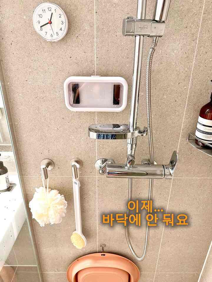 バスルームで使うのは必要です。  
席を占め続けるから  
汚れて見えるのが嫌だから  
その間はただ洗面台で吸ったんです。

しかし、いつも書いています。
水も飛び散って隠れて不快でした。

だから悩んで  
折りたたむことができる折りたたみ野に置き換えた。

必要なときだけ広げて書いて  
普段は壁に貼っておくから  
席もなく、はるかにきれいです。

あまりありませんが、確かに楽になりました😊



＃コンスープ記録集#カラーインテリア 
＃お金の中山＃家の装飾＃部屋の装飾＃かわいいバスルーム自慢＃生活用品＃バスルームの飾り 