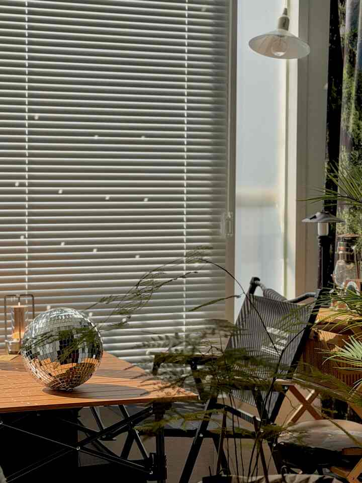 キラキラ熱心なミラーボール🪩😍

＃今日の家＃家の装飾＃セルフインテリア＃部屋の装飾＃ホームスタイリング＃家の中で最も忙しい＃家のインテリア＃構築アパートのインテリア＃構築アパート＃ウッドインテリア＃デクタイル＃ベランダホームカフェ＃照明インテリア＃照明レストラン＃日当たりの良い日＃ミラーボール