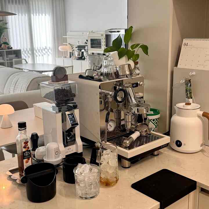 自宅で楽しむホームブランチ☕️
楽しい週末になります🤍

＃ホームカフェ＃ホームブランチ＃マヌス＃マヌスs＃コーヒーグラインダー＃コーヒーマシン＃半自動コーヒーマシン＃コーヒーマシンおすすめ#かわいらしい 