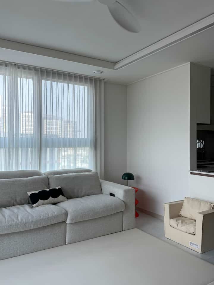 #오늘의우리집 #ftc23기 

こんにちは、
今日の家FTC 23機で活動することになった空きホームです🤍

赤ちゃんと一緒に住んでいる家です。
完璧にすっきりしませんが、だからもっと私たちのような空間でもあります。

小さな日常が積み重なり、その瞬間が集まって我が家になっています！

整理してもすぐに乱れますが、それさえ私たちの一日だと思います♥ 

今後この空間での様々な話も
じっくり入れてみたいです💌

よろしくお願いします:) #오늘의집크리에이터 #거실인테리어 #주방인테리어 #아기가있는집 #아기가사는집 #home #homesweethome 