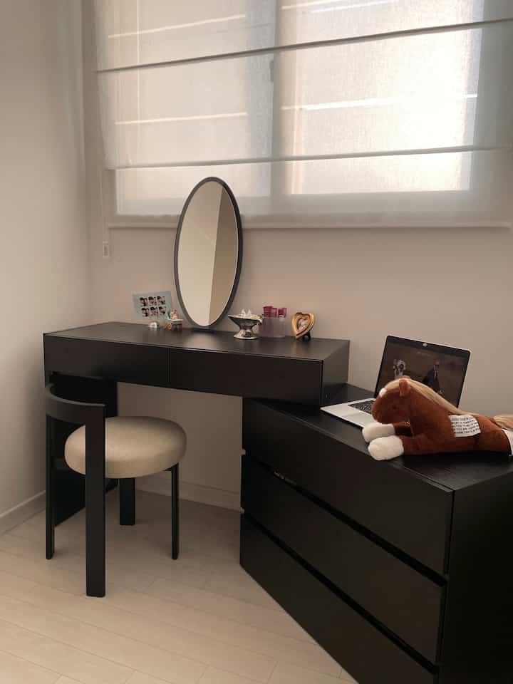 寝室の中の小さな空間の活用法！ 🛌🪞
私たちの寝室の片側には小さなスペースがあります。 
曖昧な要空間を化粧台を置いてパウダールームにしました。

＃アルファルームインテリア 