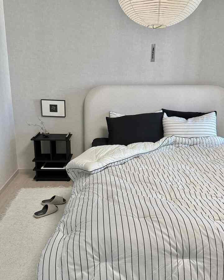 #봄웜인테리어 #ftc23기

-

The first thing I do when the seasons change,

lightly changing the bedding.

I've put away the coziness of last winter and brought out fresh textures that suit spring.

With the addition of a white and stripe combination,

the space becomes brighter and cleaner —

Whether on warm days or slightly chilly nights,

I bring a little spring into my home with a warmth that pleasantly wraps you in. . 𓂃 ❋

-

#TodaysHome #봄맞이 #봄인테리어 #봄침구 #침구추천 #이불추천 #안방 #안방인테리어 #침실인테리어 #라튤립 #라튤립이불 #차렵이불