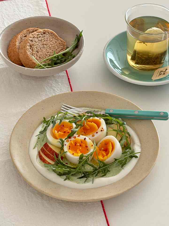 📌バジルグリックヨーグルトエッグプレート

たんぱく質がいっぱいになれる今日のメニュー！

半熟卵はやさしく煮て準備しました。

グリックヨーグルトにバジルペスト1スプーンを混ぜる
卵、ルコラ、リンゴをトッピングして食べると
完全蜂蜜味です。

＃ホームブランチ＃グリックヨーグルト＃朝食＃コンスープ記録集
