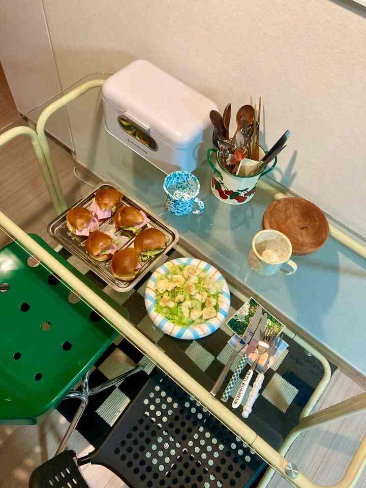 ＃コンスープ記録集

日差しグルメ私たちの家🧚🏻‍♂️
今日はホームクニック感性充電完了！🌞🌿

書斎にある緑色のバンカススタンドひとつで書斎の雰囲気がしっかり生き残り、ヴィンテージな魅力の#ウッド本棚と感覚的な#ポスターで撮る所ごとにフォトゾーン完成！
週末に運ぶ光の良い書斎で好きな本を読む、本当の癒しではありません🫶😆📚

🌸春ピクニック気分しっかり下ろそうとガラステーブルの上にかわいいミニ＃サンドイッチと＃サラダまでセットしてみました :) 🥪🥗
市松模様のマットとクロウキャニオンのマグカップまで加えて、外に出る必要はありませんㅎㅎ

＃今日の家＃ホームクニック＃インテリアアクセサリー＃家の装飾＃ホームカフェ＃ランソンハウス＃感性インテリア#アリエ