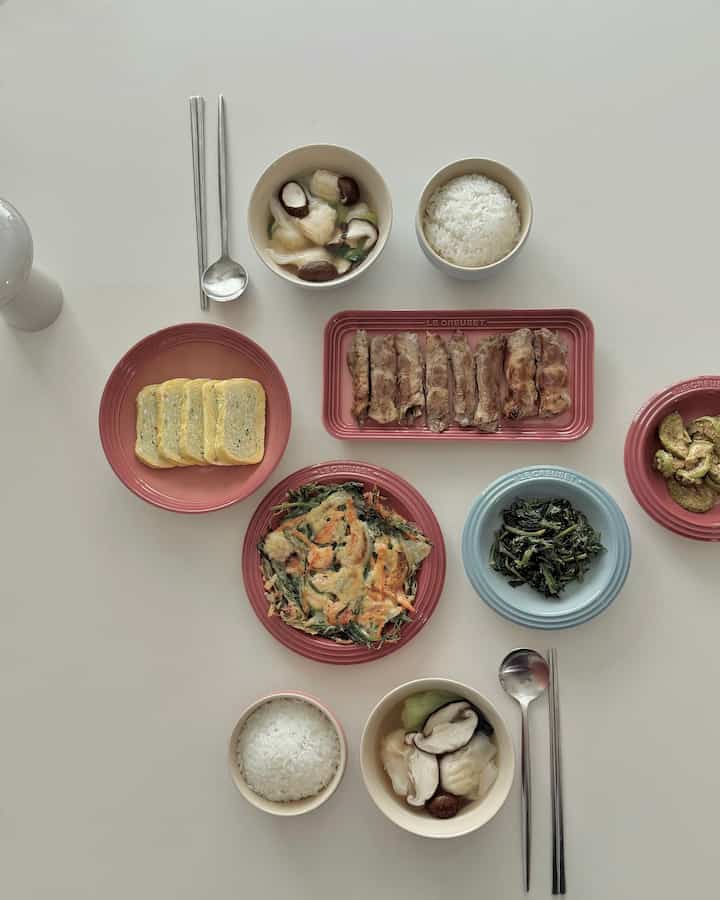 広告|ツイートをサイトに埋め込む
⠀
⠀
我が家のテーブル一賞をいっぱいに満たしてくれた
100年以上のヘリテージを盛り込んだルクルーゼの
「ニュークラシックコレクション」
⠀
温かいスープ料理からご飯、おかず一つまで
プレーティングをすべて終えたら
いつもやってきた食事が今日はもう少し特別になった感じ！
⠀
ルクルゼーマンの感覚的なカラーパレットのおかげで
特別なスタイリングなしで
テーブルの雰囲気をただ圧倒してしまいましたよ♡
⠀
特に、最も頻繁に楽しむ韓国料理中心のサンチャリム
こんなに完璧に演出してくれるな
私が選んだ商人ですが、必ず誰が選んだかのように
気持ち良くなった一気に解決しました🤗
⠀
⠀
カジュアルブランチから格式あるチョンチャンまで
フレンチダイニングを完成してくれる「ニュークラシックコレクション」
カラーも、構成もすべて
全体のラインナップはとても楽しみです♡
⠀
⠀
今ルクルーゼ「ニュークラシックコレクション」を含めて
様々な製品に出会える
スペシャルプロモーションが一緒に行われています！
(4.1-5.31まで)
⠀
フィードの中のルクルーゼニュークラシックコレクション
公式オンラインモールでお会いできます♡
※一部商品・カラーは
全国ルクルーゼ百貨店で購入可能※
⠀
⠀
⠀
#LeCreuset #르크루제 #스톤웨어 #NewClassicCollection #한식요리 #양식요리 #그릇 #식기 #접시 #머그 #플레이팅 #테이블웨어 #다이닝