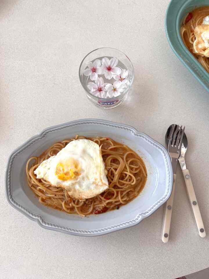 朝散歩に
花泉寒さに落ちる桜を与えた🌸
ウロにも花見させてくれ、
自宅でも桜鑑賞に成功！  #오늘뭐하집 #고양이 #고양이집사 #고양이가있는집 #온더테이블 #파스타접시 #파스타볼 #꽃구경 #봄인테리어 