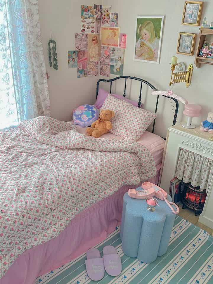 ＃春ワームインテリア＃寝室＃寝室インテリア＃ビンテージインテリア
＃寝具インテリア＃壁飾り＃壁飾り＃ラグ 
＃寝室の装飾＃スツール＃ラブリーインテリア＃春の布団 
#ポスターおすすめ #ポスターインテリア #寝室スタイリング 
#春インテリア #寝室ラグ #ハイテンムード #ハイテン感性
#フラワーラグ
ピンクのスプーン、ヴィンテージのスプーン
ただ横になっていても気分が良くなる組み合わせ🩷🩵