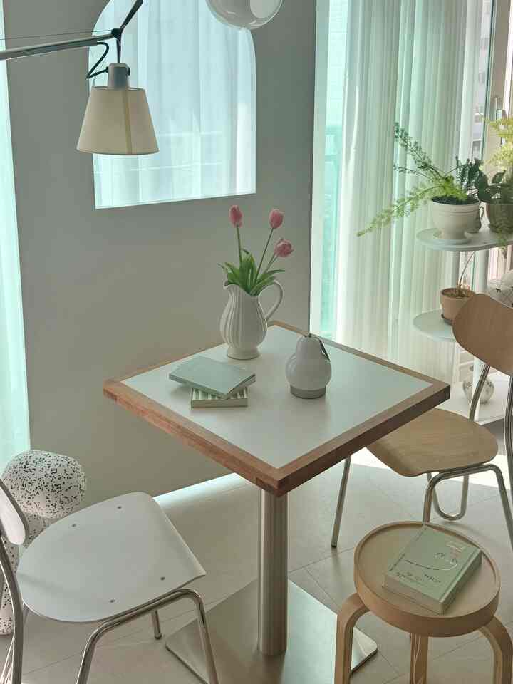 最近の最愛スペース..🤍☕️

バミールスツールも到着して一緒に配置してみましたが、あまりきれいなものがあります。🤍

新しい照明が到着したら、スツールの上に置きます！

今日は誕生日なので、夫と近くの旅行に行く予定です。🤭

残りの週末も幸せでいっぱいになりたいです。🤍


＃アルテミデ＃アルテミデバスキュランテ＃テーブル＃ソダムギャラリー＃照明＃チェア＃スツール＃バミル＃壁＃パーティション＃リビングルーム＃リビングルームインテリア＃ベランダ拡張＃花瓶＃ルミール＃照明インテリア＃カーテン＃植物の棚＃コンパイル＃賢明な消費＃コンスープ記録集＃モダンハウス＃調和＃新婚ハウス 