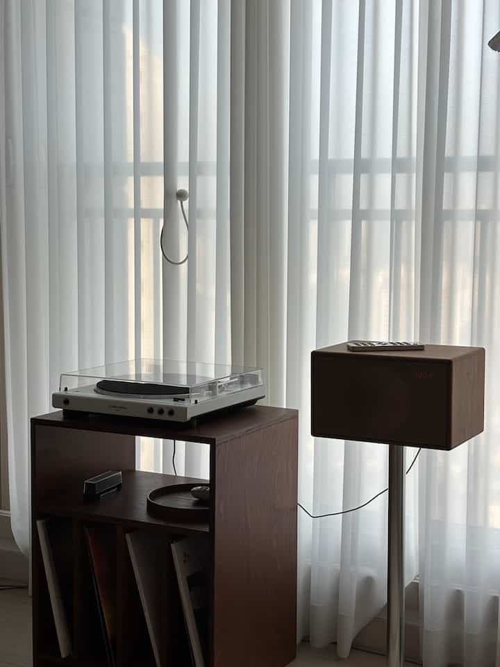 好きな歌手のグッズ
一つだけ欲しいという考えから
LPを集め始めました。

昨年はニンジンでIU「花のカルピー」を
発見するとすぐに連れてきて、
最近はF1映画OSTまで追加しました。

よく聞かないけど、
ターンテーブルとLPが置かれたこのシーンだけでも
スペースが十分満足しています🎧



＃広橋＃家の装飾＃インテリア＃アパート
＃LP＃ターンテーブル＃レコードコレクション＃アイユフラワーガール 
＃オーディオインテリア＃ジュネーブ＃ジュネーブスピーカー＃オーディオテクニカ