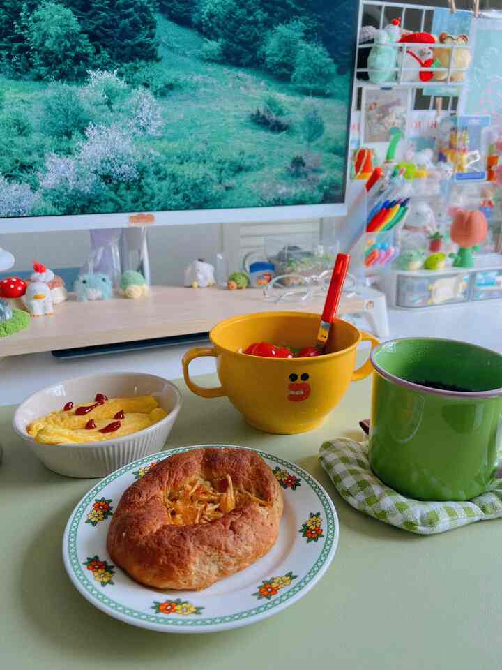 すごく綺麗なテムと一緒に朝食します💚💛

事故したら黄色、緑がだらけな我が家✨
サラダとポカチア、オムレツをやってくれます😋

今回は青い光が回る食器を買いたいです🫧

＃コンスープ記録店＃かわいいテム最高屋＃食器＃ボウル＃アロクダルロック＃カラーインテリア＃デスクテリア＃デスク＃デスク飾り＃デスクインテリア＃レトロ 