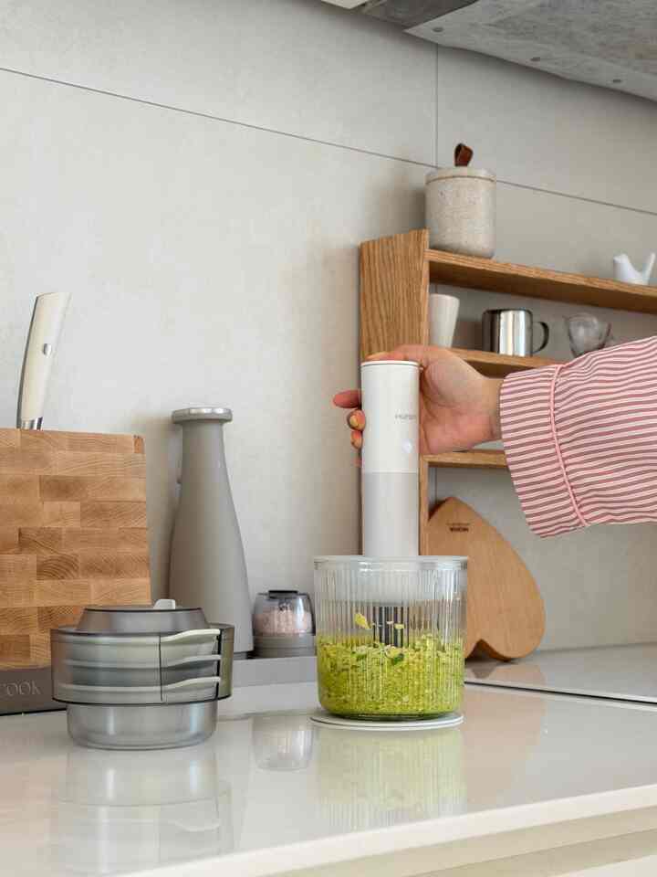 五感レビューで受けたヒューロムダッジチョッパーを使って、ザトゥリのカボチャを固めてみました。 

幼い赤ちゃんがいるので、残りの野菜を固めてキューブで冷凍しておく時が多いのに
もともと使っていたチョッパーは列を引っ張らなければならない手動なので腕も痛くて、細かく刻んでいなくて不便でしたよ🥲

ヒューロムダッジチョッパーは上ボタンだけ押し続ければほぼペストレベルで細かくカットすることも可能で 
腕の痛いことが一つもなくて本当に本物の楽でしたよ！ 

本体部分は抜いて残りだけ皿洗いすれば良いのも楽で
少量取り扱うときに使える補助容器や保管樽まであり、色々と便利に使えそうです。 

特に離乳食を準備している方は、この程度なら本当の初期離乳食から可能なレベルなので、完全におすすめですよ💛


＃賢明な消費 