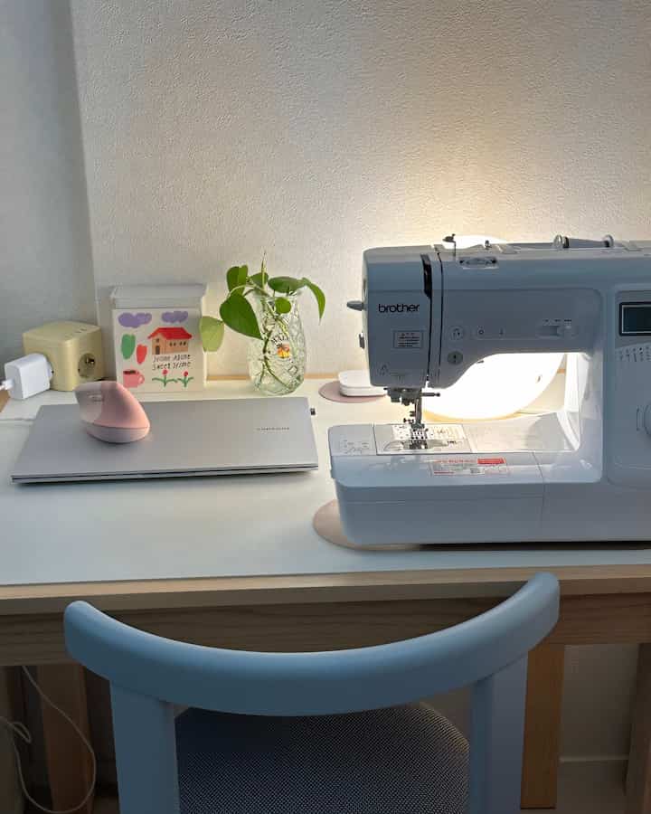 #春ワーム 
私の家の小さな部屋をしばらく私の趣味の部屋に飾りました。
子供を待っているので後で子供部屋として使う部屋ですが、最近の趣味であるミシンをするために一時的に趣味部屋を飾ってみましたㅎ

すべてホワイトトーンの家に何か暖かさを追加してみたい
原木テーブルと暖かい照明、黄色のアイテムなどを置いてみましたがどうでしょうか？💡🪑

＃ビルアパートメント＃ビルディングインテリア＃今日の家＃ftc22
