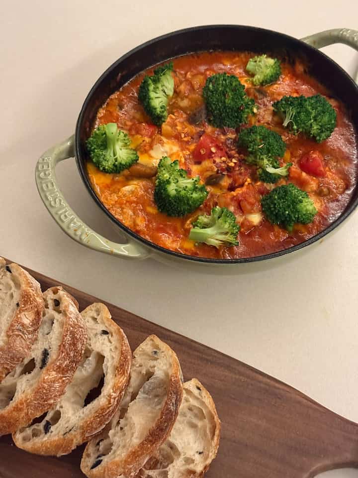 おいしく食べたエッグインヘル
好きな野菜一杯入れて作ると味がありますよ😃♥️
思ったより簡単な過程なので、しばしば作るメニューです。
（作ってみるとキッチンがヘルになるというのは安秘）

＃コンスープ記録集＃今日の私たちの家
＃エギンヘル＃ディナーメニュー＃野菜料理