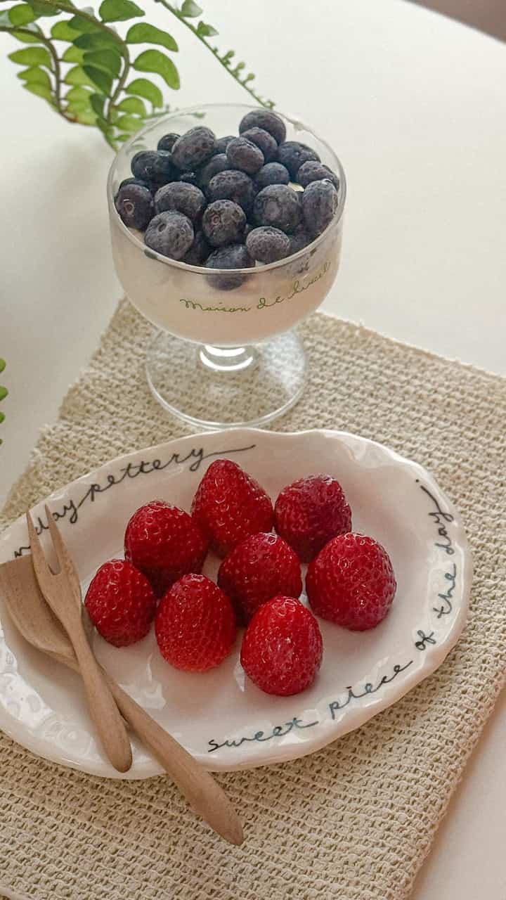 春にはやはりイチゴ🍓

黄色い私の家のショパに座って好きなフルーツを食べて暖かい春の日差しを感じて、そのようにまた一日を過ごしましたね:)

布団は洗濯してきれいにして、明日安く持って行くお弁当おかず作りましたら一日巡り！

みんな癒しの週末を過ごして欲しい❤️  #홈카페 #홈테이블 #1인쇼파 #1인가구 #원룸인테리어 #자취생활 #그릇 #플레이트 #딸기 