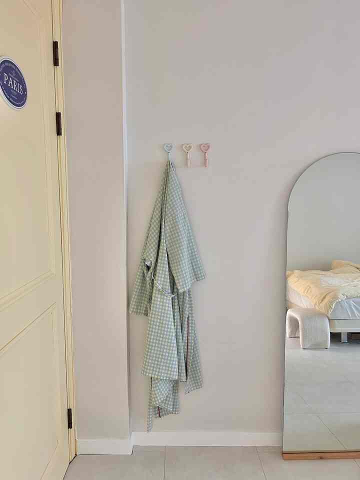 #コンスープ記録集 #インテリアノウハウ

ドアの後の隙間空間を活用する💛
シャワーガウンとパジャマを歩いておくところ！ 



#ホワイトインテリア＃シャワーガウン＃フックハンガー＃ハンガー＃ドア 