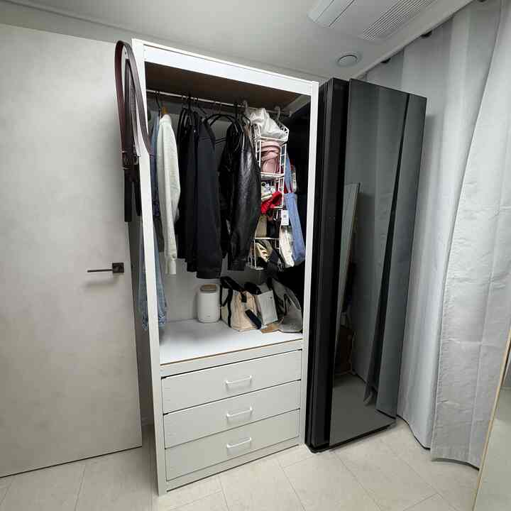 作り付けでしたが…引き出しをあきらめた方？ 🥲  

私たちはハンサム作りできれいにしました。  
引き出しを入れると価格が上がり、ハンガー中心に構成しました。  

しかし、生きています。  
👉引出しも必要です  
👉一度着た服を歩くスペースも必要ですよ👗  

だから聞いたDIY引き出し+ハンガー🛠️  
私は組み立ててより愛着があります！

組み立てて心配していましたが、心配と違い  
丈夫で、価格よりはるかに高級に見えます✨  

しかも天板色もホワイト/ウッドに変えることができる 🤍🤎  

実用性はちゃんと完全満足のテムですよ🫶   #DIY #행거 #서랍장 #드레스룸   #옷정리   #신혼집인테리어 #콘수프기록 #맞팔