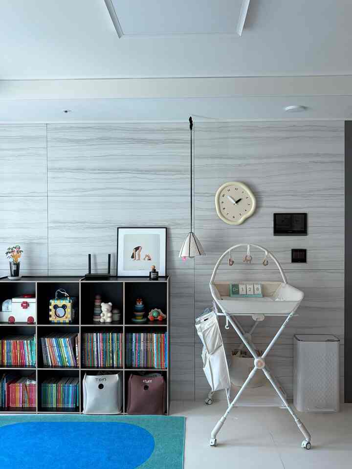 ＃五感レビュープログラムを通じて製品を提供してもらって直接使用してスタイリングした後期です。

赤ちゃん育てながら感性あきらめない人…まさに私です🙋🏻‍♀️
生後4ヶ月の赤ちゃん育てるお母さんなのに、子育てしながら感じたことが一つあります。
「無騒音＋大容量ゴミ箱は本物の必須テムだ」というんです！

赤ちゃんのグッズは隠れた体積も大きく、デザインも惜しい場合が多いので
リビングルームのインテリアが壊れる感じが嫌でしたが、
リカンゴミ箱はあまりにも揚げずに周囲の雰囲気と自然に調和して
おむつ葦の横に置くのにぴったりです。
特にピュアなカラー感にステンフタの枠が加わって
全体的にモダンですっきりした感じです。
リビングの前に置いても全く異質感なくむしろインテリアの一部のように見えます✨

実使用しながら感じたメリットは確かでした。

1️⃣大容量だからストレス軽減
私の家はおむつを使う赤ちゃんがいて、ゴミがすぐに冷たいのに、
27Lなので、多めに集めておくことができてとても楽です。
よく捨てに行かなくてもいいから本物の生活の質上昇…認めます。

2️⃣匂いの完全ブロック
食卓の前に置いて書いているのに
おむつのにおいがほとんど感じられないほどのカットオフがいいです。
おかげで家の中の空気自体がはるかに快適に保ちます。

3️⃣無騒音クロージング
これは本当の子育て必須ポイント…
夜明けに赤ちゃんのおむつに行くときも、ふたがスムーズに閉じて
音が少なくて赤ちゃん目覚めの心配がありません。
この部分一つだけでも満足度も上がります。

赤ちゃん育てながらもすっきりしてきれいな家をあきらめない方、
インテリアに害を与えずに実用性まで取り上げたい場合
このように配置してみるのは完全にお勧めします💛

＃コンスープ記録集#きれいな家 