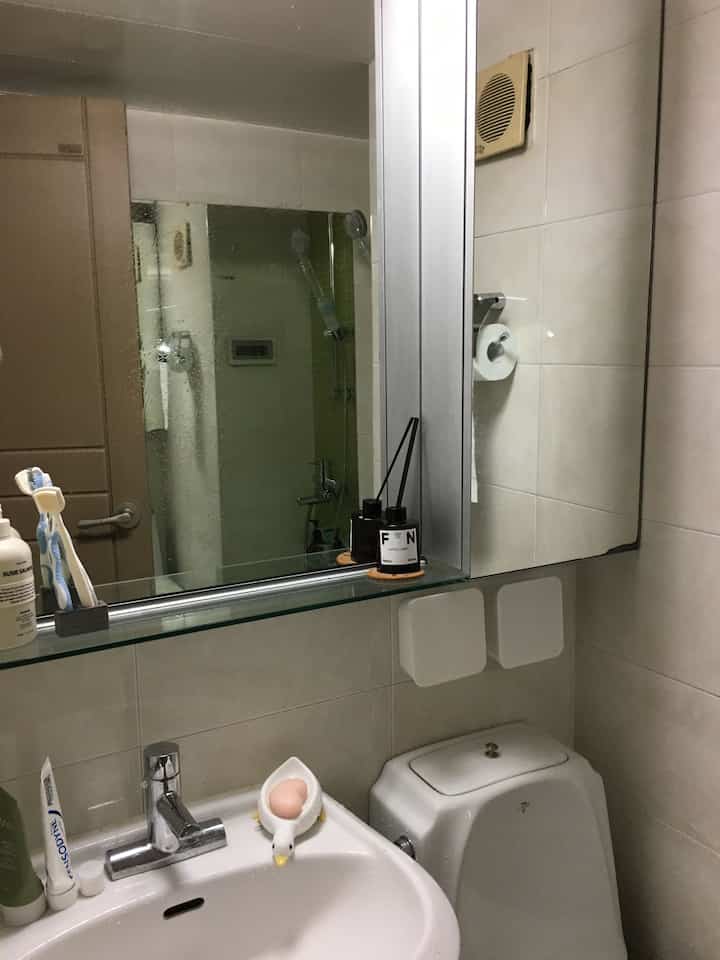 ＃愛着サリムテム＃サリムの達人 

私の家は浴室の収納も小さく、スペース自体が小さくて
壁に掛けるスペースも多く出てくる家ではありません

しかし、水中を防ぐためにいくつかの無打孔用品を入手してください
歩いておいてシャワーするたびに掃除してくれますよ🩵

＃バスルームのインテリア 