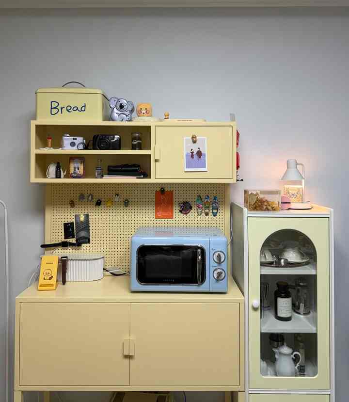 #봄웜인테리어

私たちの家のリビングルーム 
赤ちゃんに幼馴染の感じを込めてみました。
春の似合うバター色の組み合わせの製品とヴィンテージの電子レンジがポイント！
鉄製収納場は趣味ゾーン収納と座席活用して写真やはがき置くことができていいです

見ていると気持ち良くなるジョンですよ☺️

#ftc22機 #ftc기록 #전자레인지 #철제수납장 #수납장 #수납장인테리어 #주방수납장 